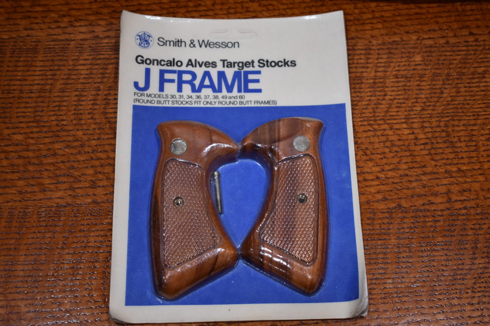 SMITH & WESSON FACTORY J FRAME TARGET GRIPS NEW IN THE PACKAGE JT25