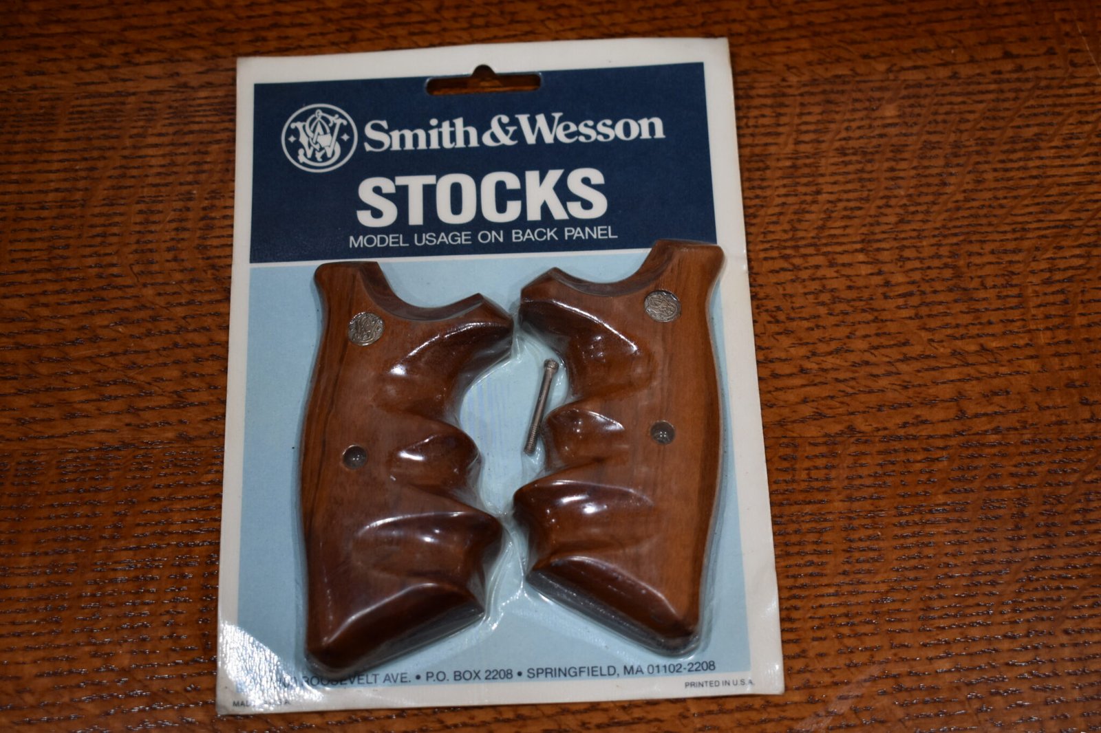 SMITH & WESSON FACTORY N FRAME TARGET GRIPS NEW IN THE PACKAGE NSQC9