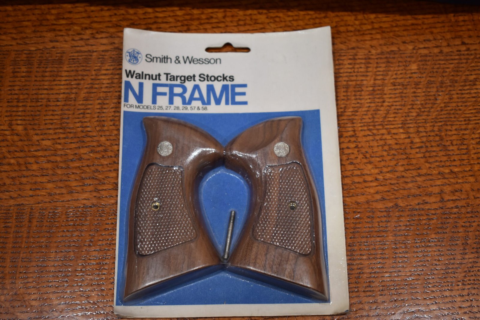 SMITH & WESSON FACTORY N FRAME TARGET GRIPS NEW IN THE PACKAGE NT67