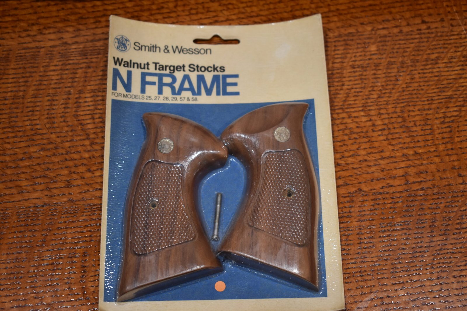 SMITH & WESSON FACTORY N FRAME TARGET GRIPS NEW IN THE PACKAGE NT68