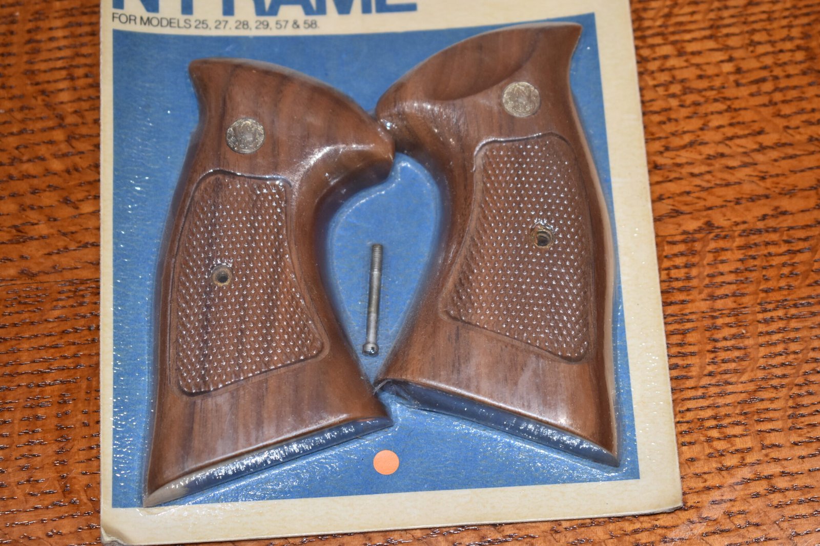 SMITH & WESSON FACTORY N FRAME TARGET GRIPS NEW IN THE PACKAGE NT68 - Image 3