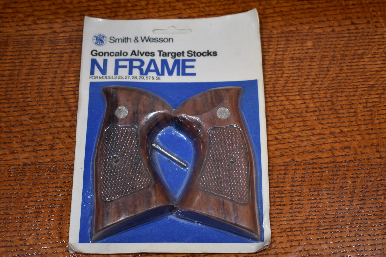 SMITH & WESSON FACTORY N FRAME TARGET GRIPS NEW IN THE PACKAGE NT69