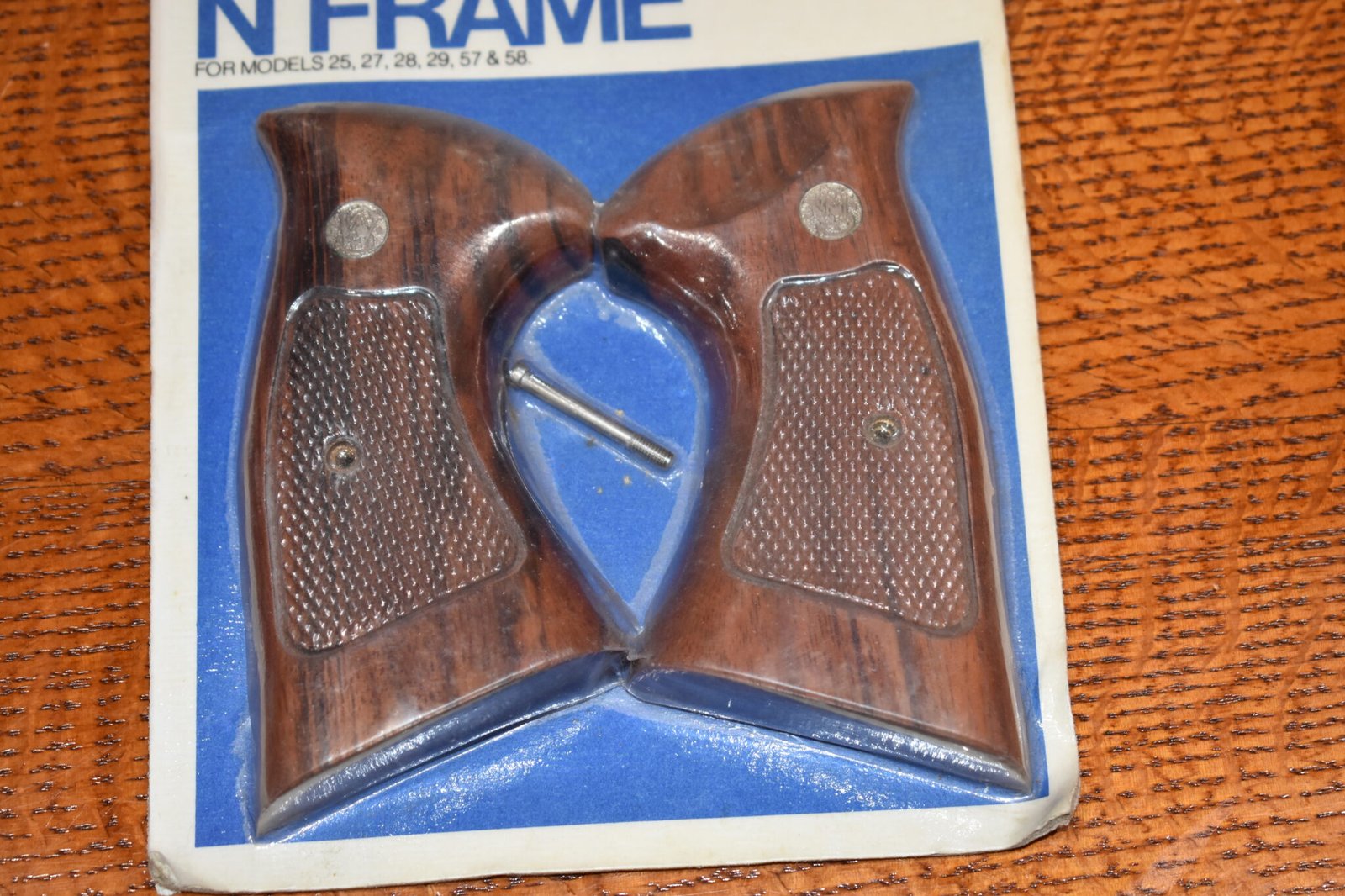 SMITH & WESSON FACTORY N FRAME TARGET GRIPS NEW IN THE PACKAGE NT69 - Image 3