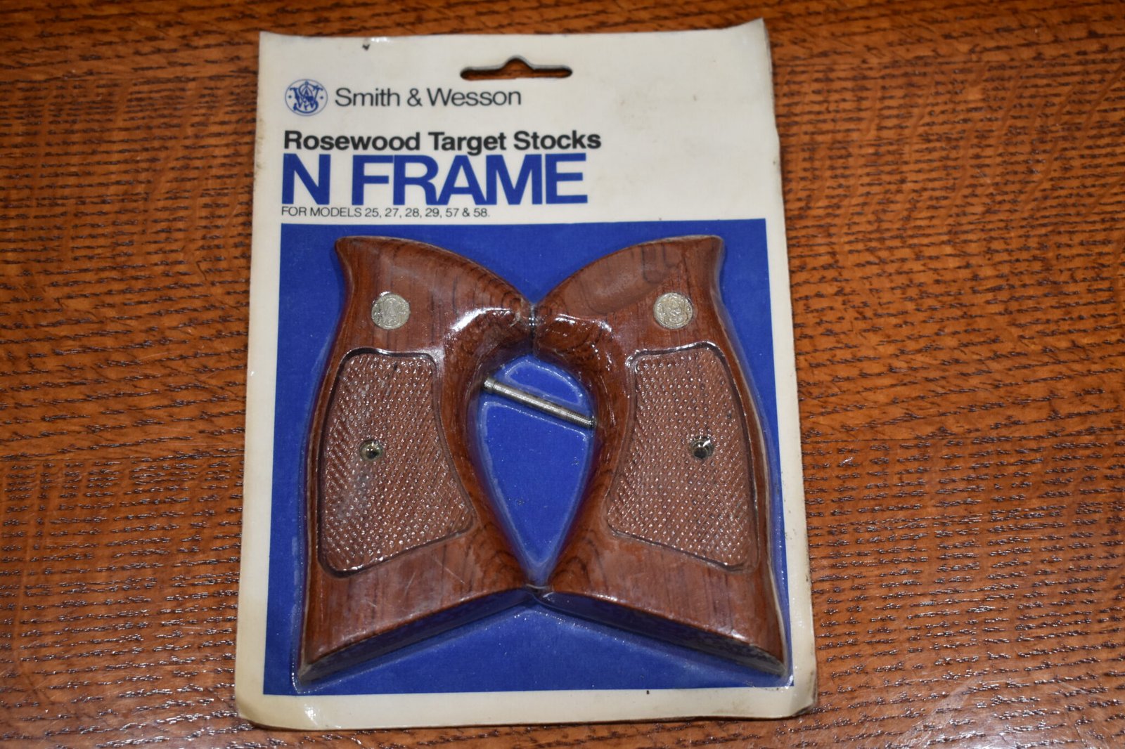 SMITH & WESSON FACTORY N FRAME TARGET GRIPS NEW IN THE PACKAGE NT70