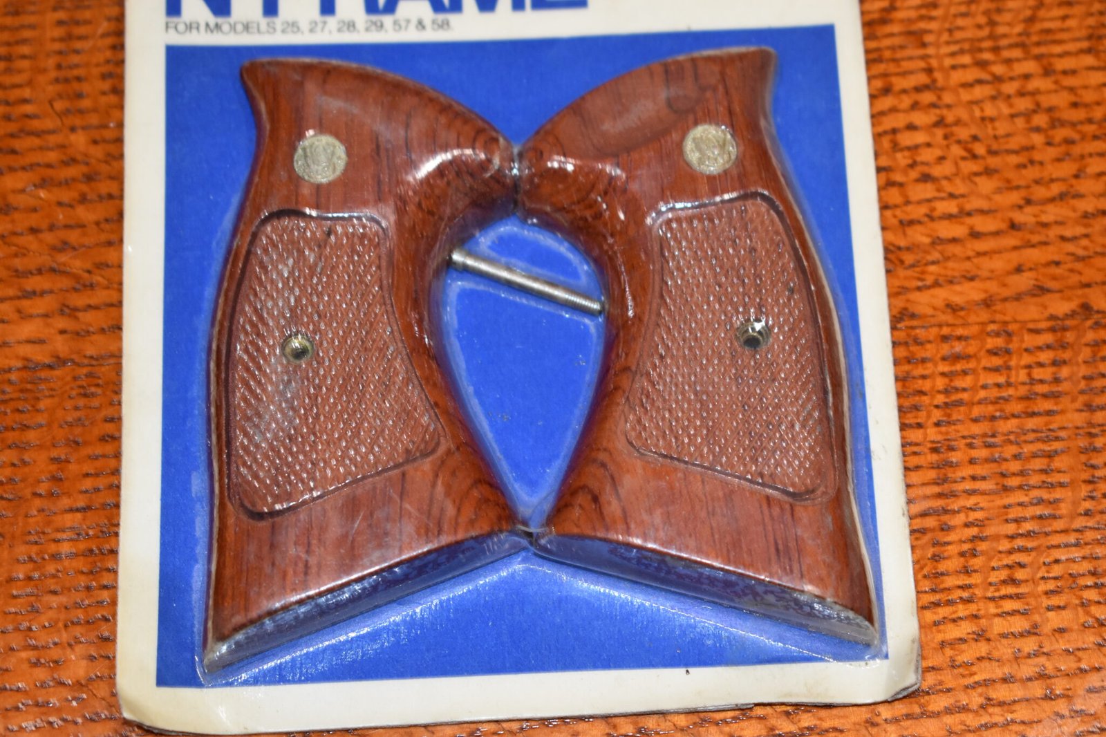 SMITH & WESSON FACTORY N FRAME TARGET GRIPS NEW IN THE PACKAGE NT70 - Image 3