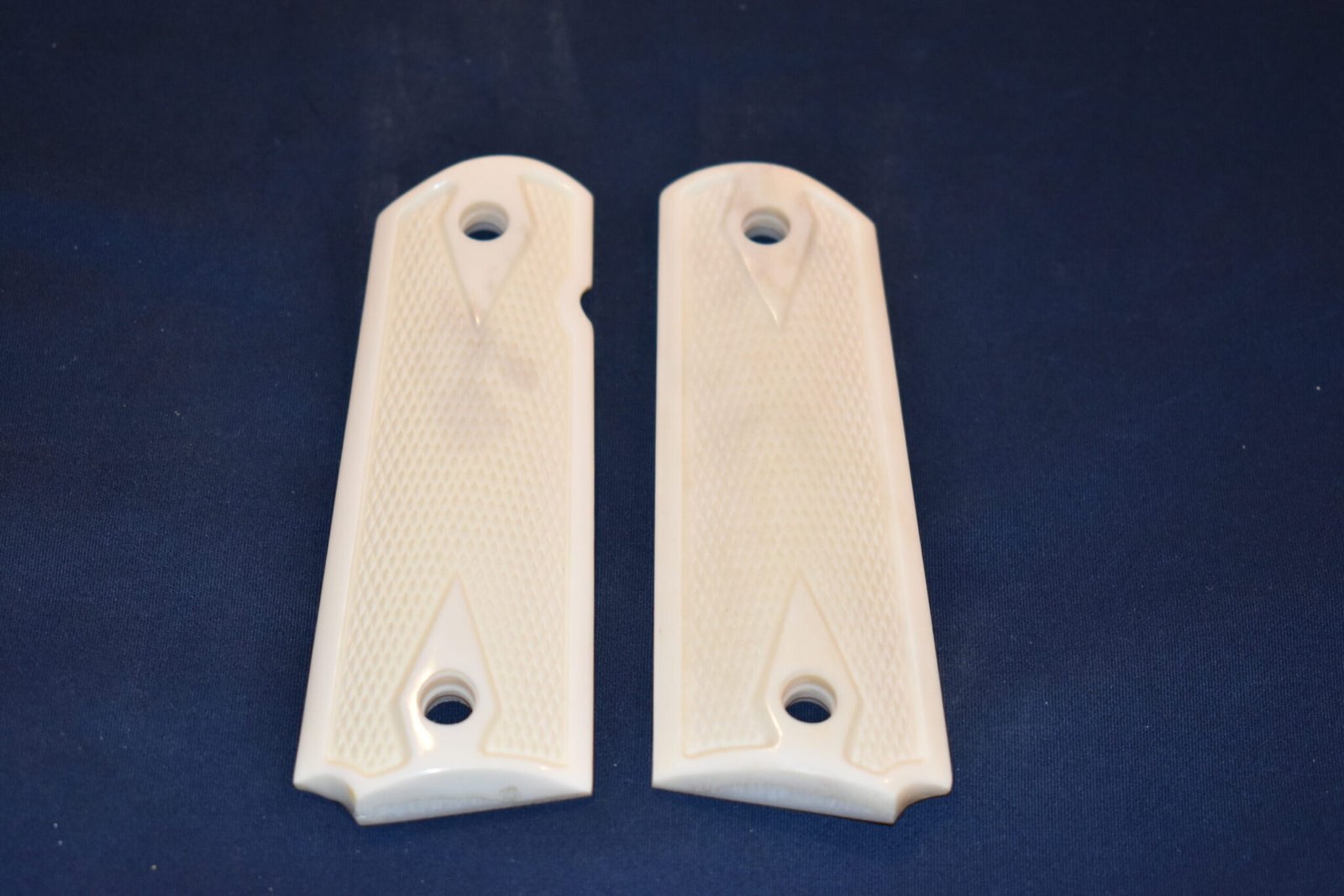 COLT 1911 CHECKERED BUFFALO BONE GRIPS 1911BB10 - Image 2