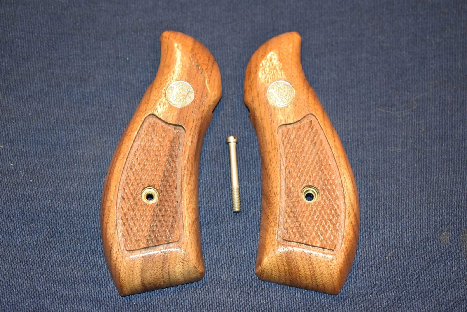 SMITH & WESSON K FRAME SQUARE BUTT FACTORY MAGNA GRIPS KRBM8