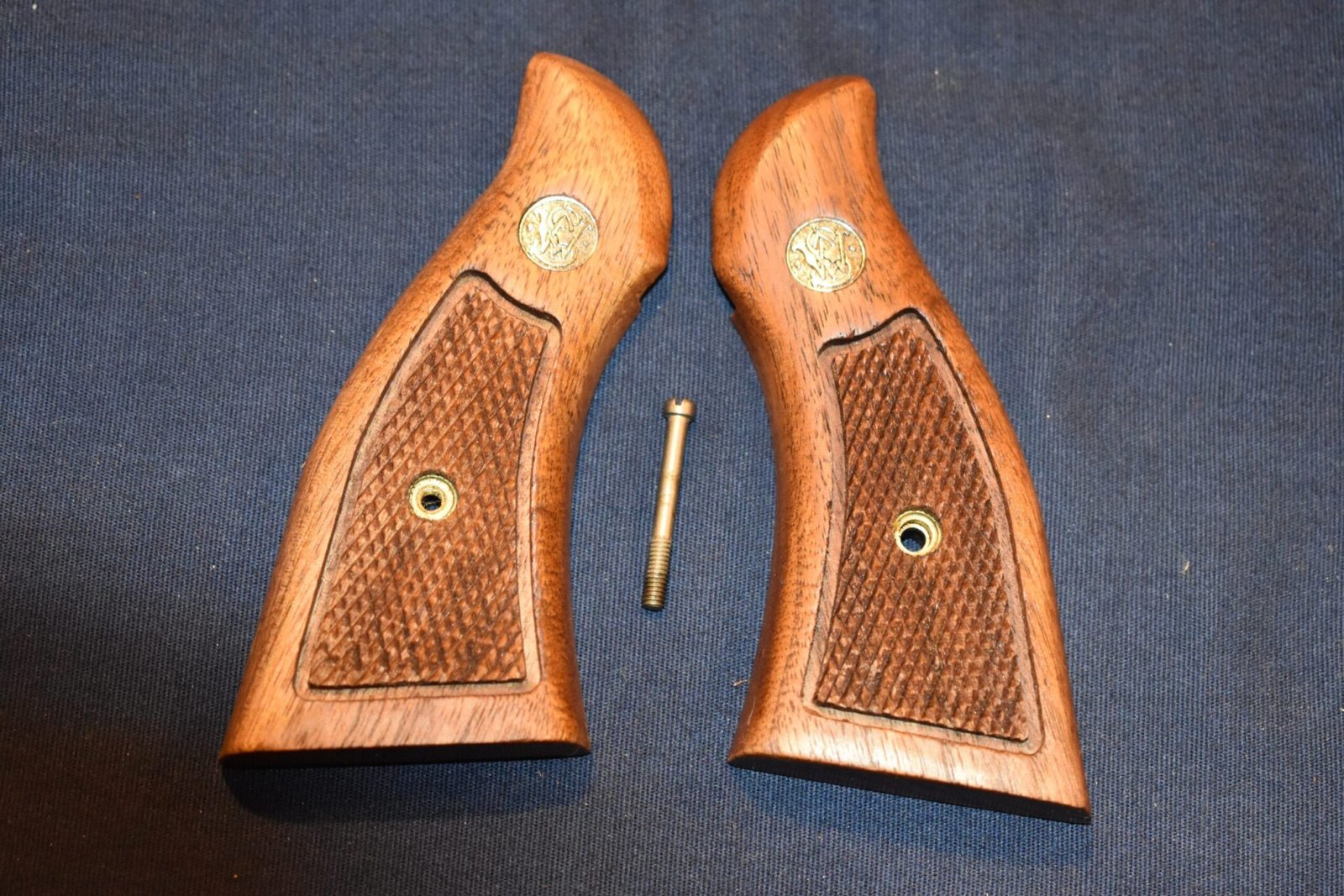 SMITH & WESSON K FRAME SQUARE BUTT MAGNA GRIPS KSQM5