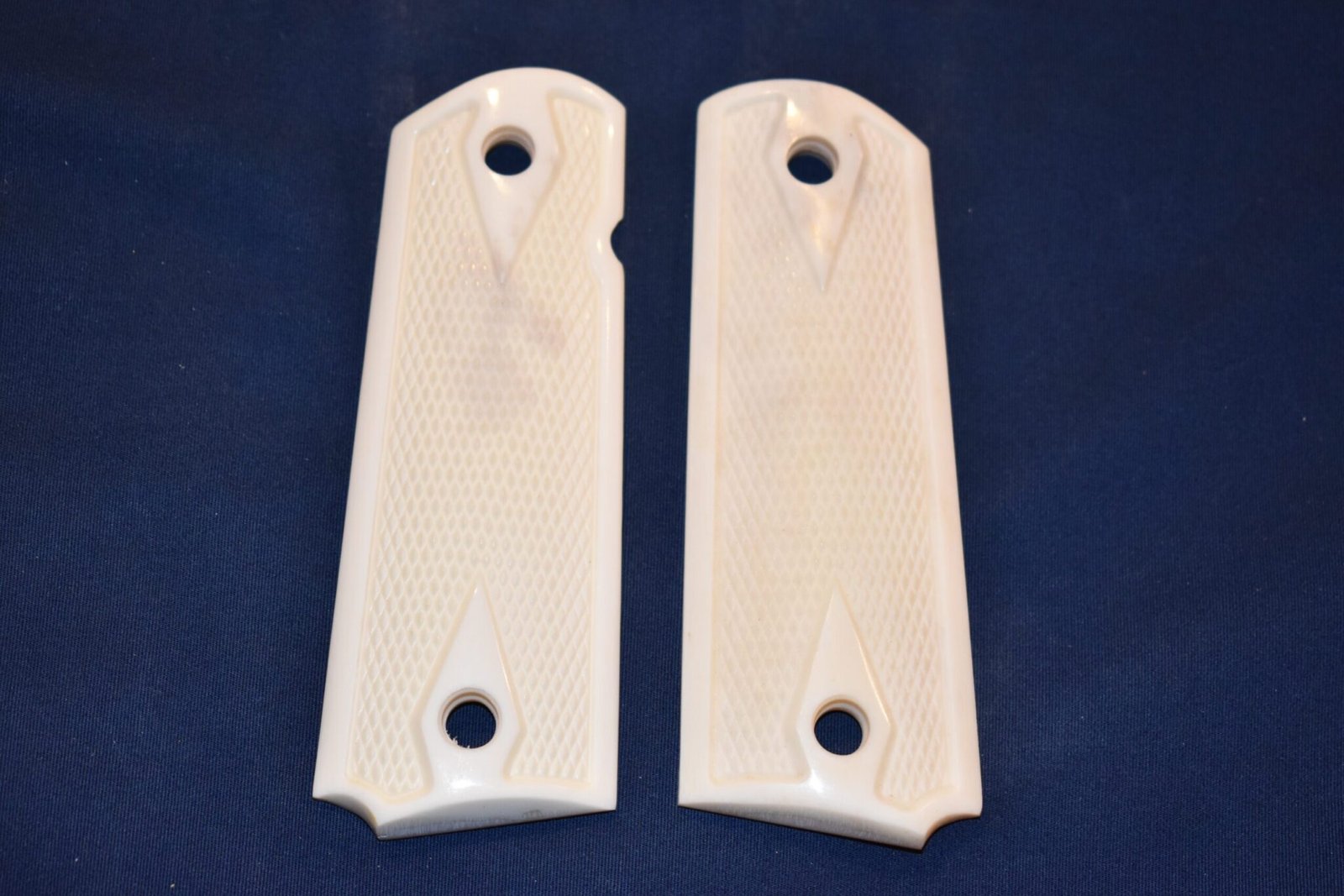 COLT 1911 CHECKERED BUFFALO BONE GRIPS 1911BB10
