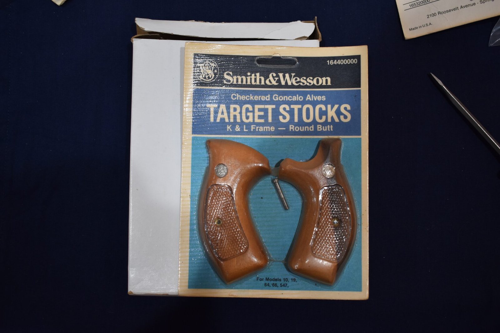 SMITH & WESSON FACTORY K FRAME ROUND BUTT TARGET GRIPS NEW IN THE PACKAGE KRBT4