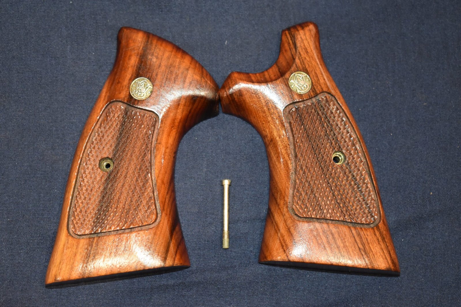 SMITH & WESSON FACTORY N FRAME TARGET GRIPS NT61