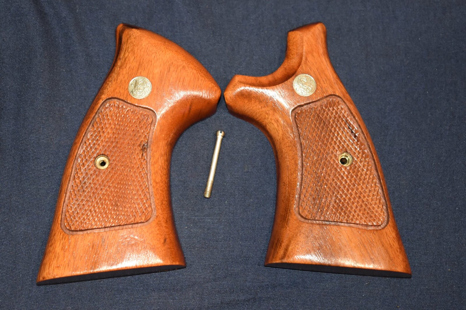 SMITH & WESSON FACTORY N FRAME TARGET GRIPS NT62