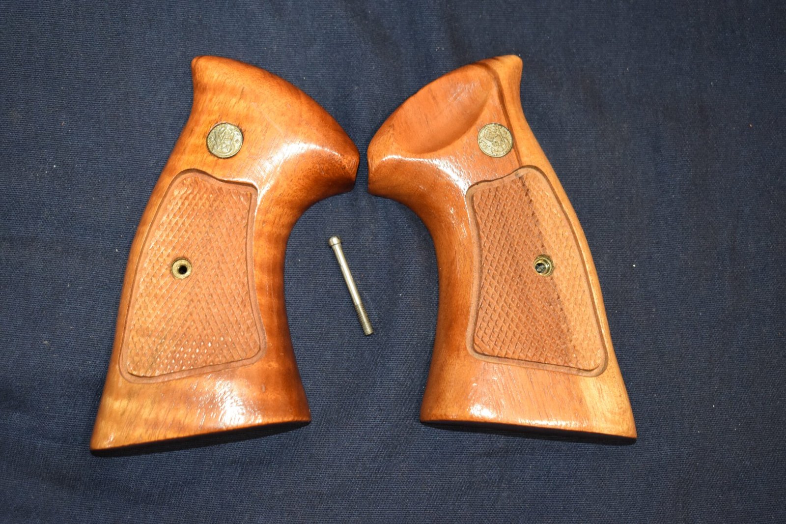 SMITH & WESSON FACTORY N FRAME TARGET GRIPS NT66