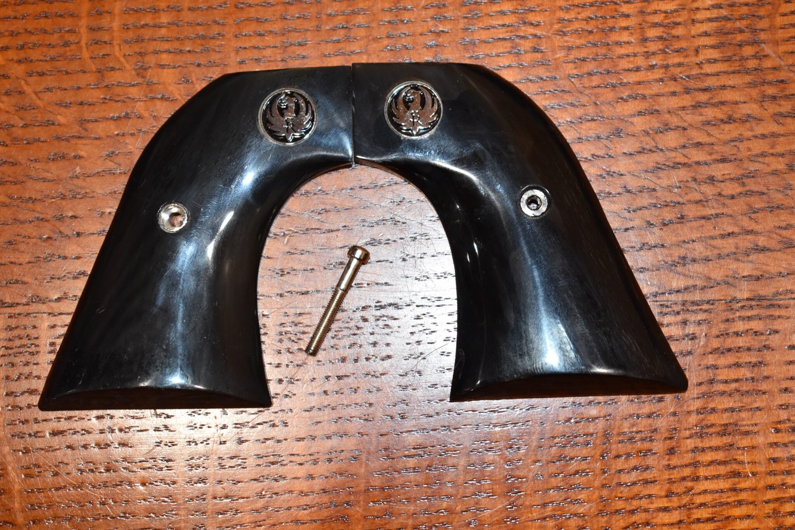 RUGER NEW VAQUERO SMOOTH BUFFALO HORN GRIPS RNVBH11