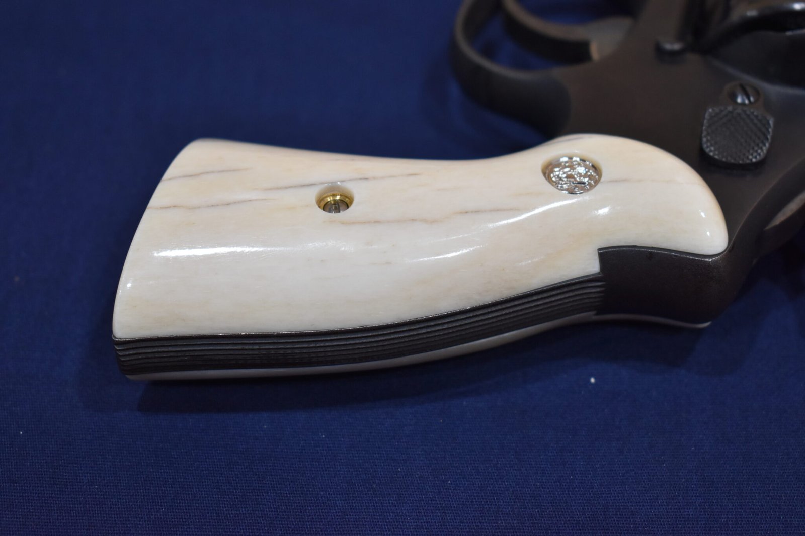 SMITH & WESSON N FRAME PREMIUN GRADE GIRAFFE BONE GRIPS SWNGB10 - Image 5