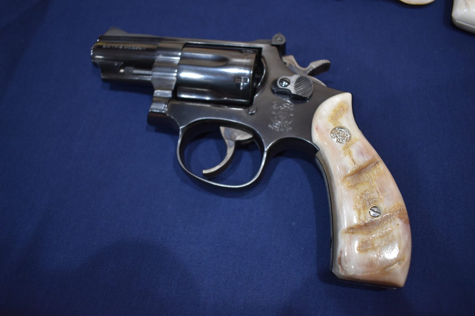 SMITH & WESSON K FRAME ROUND BUTT PREMIUM GRADE RAMS HORN GRIPS KRBRH10 - Image 4