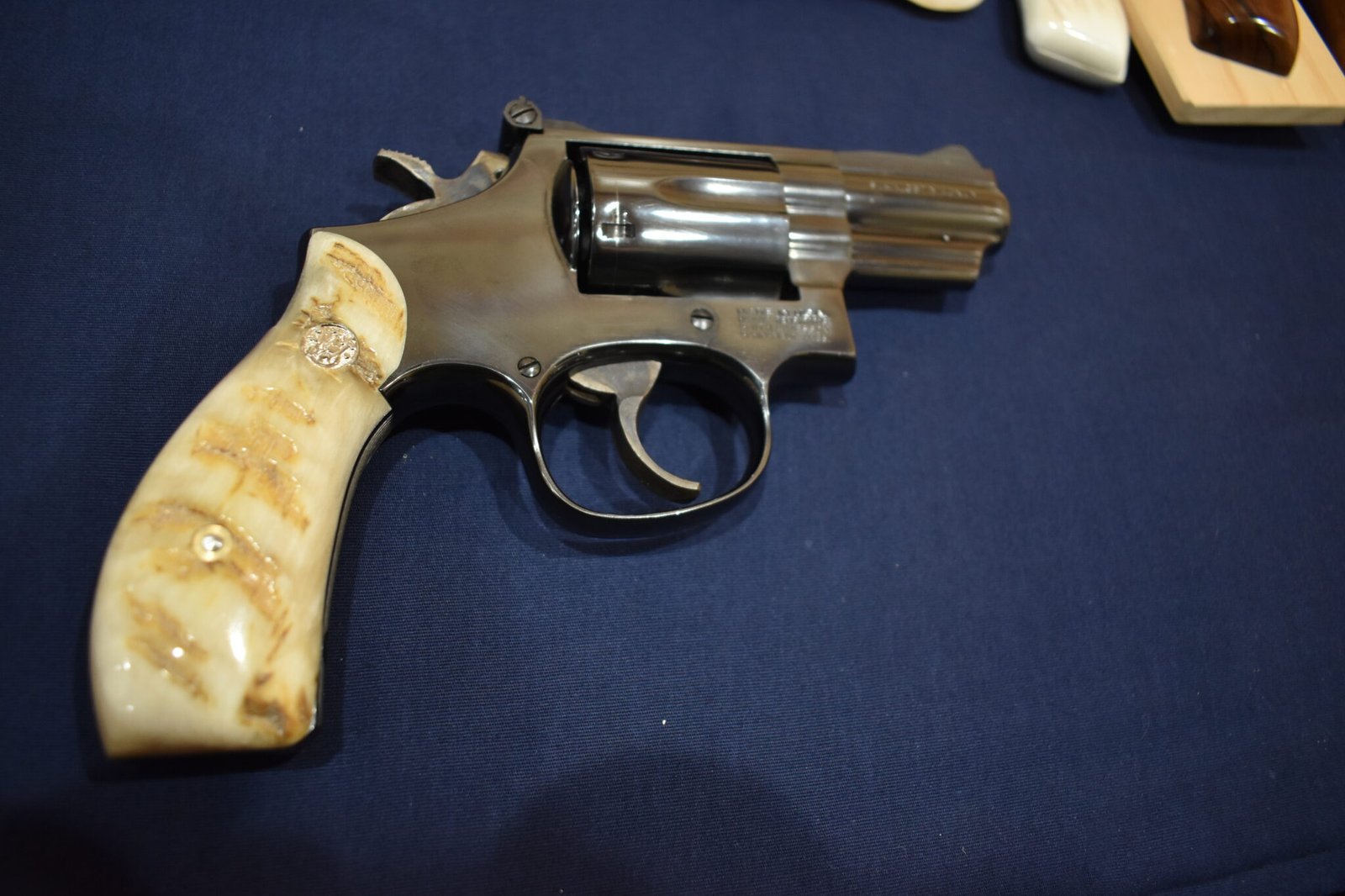 SMITH & WESSON K FRAME ROUND BUTT PREMIUM GRADE RAMS HORN GRIPS KRBRH10 - Image 7