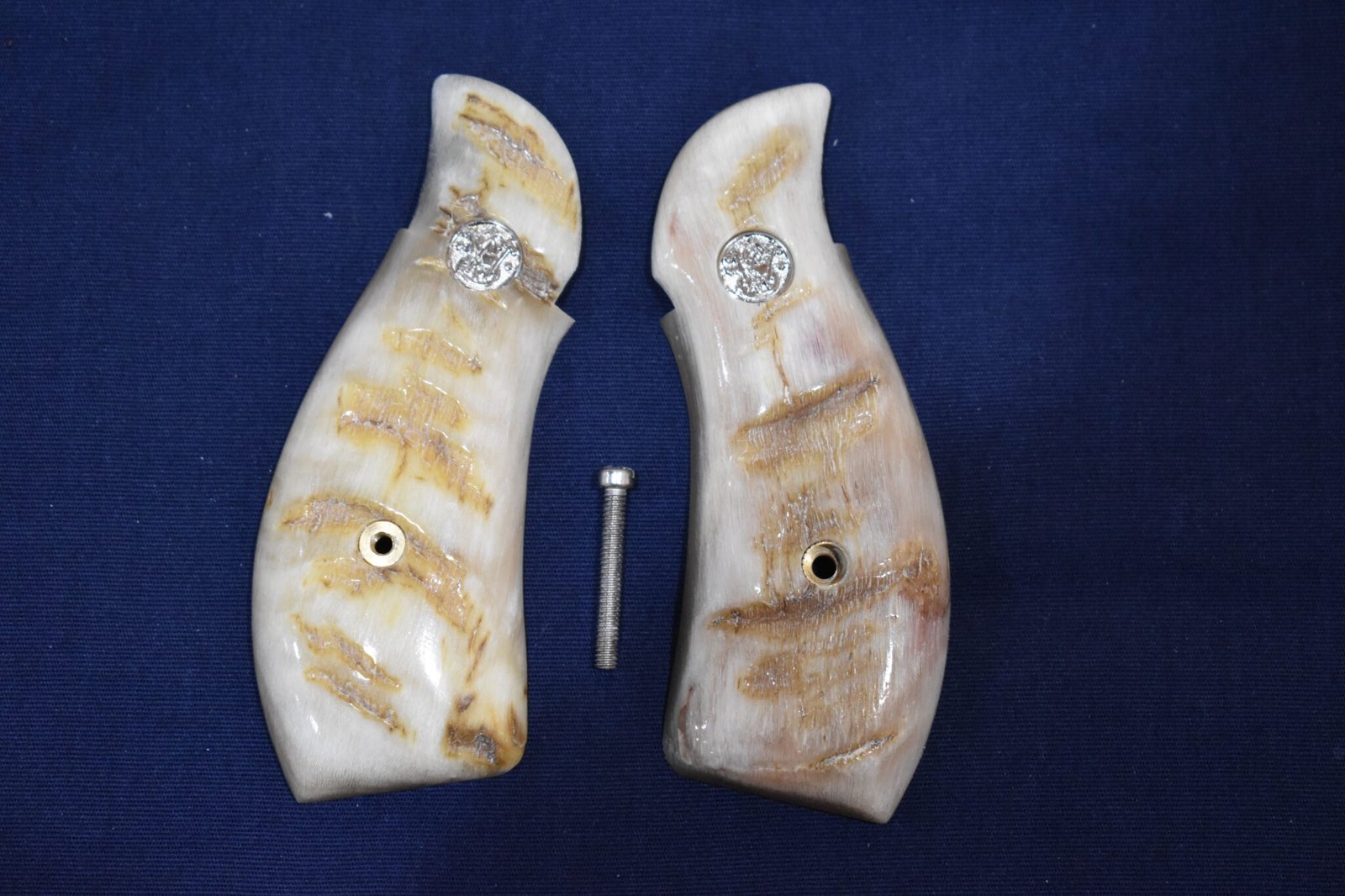 SMITH & WESSON K FRAME ROUND BUTT PREMIUM GRADE RAMS HORN GRIPS KRBRH10