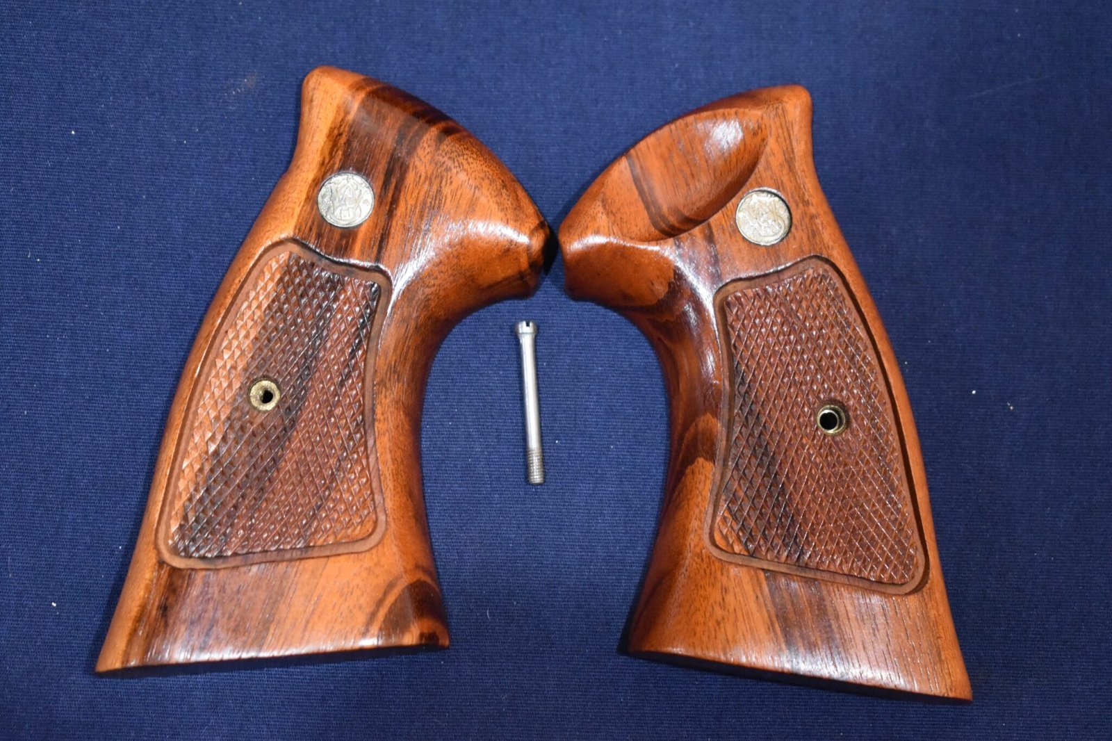 SMITH & WESSON FACTORY N FRAME TARGET GRIPS NT72