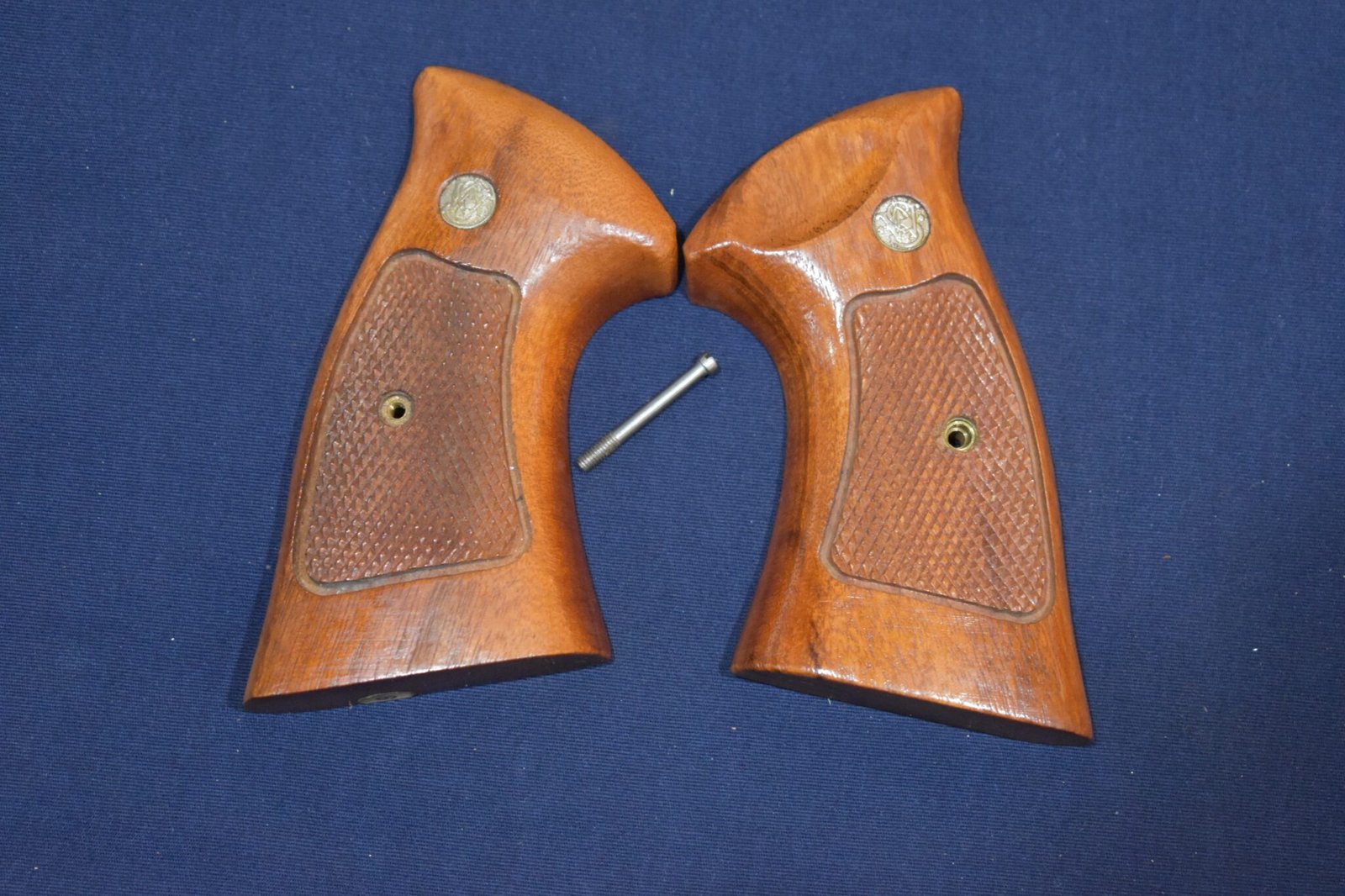 SMITH & WESSON FACTORY N FRAME TARGET GRIPS NT73