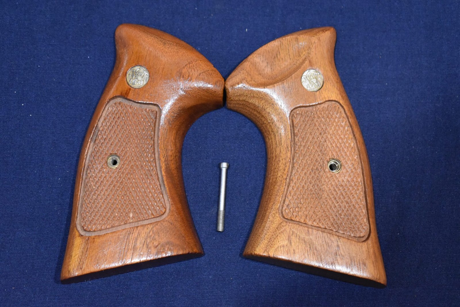 SMITH & WESSON FACTORY N FRAME TARGET GRIPS NT75