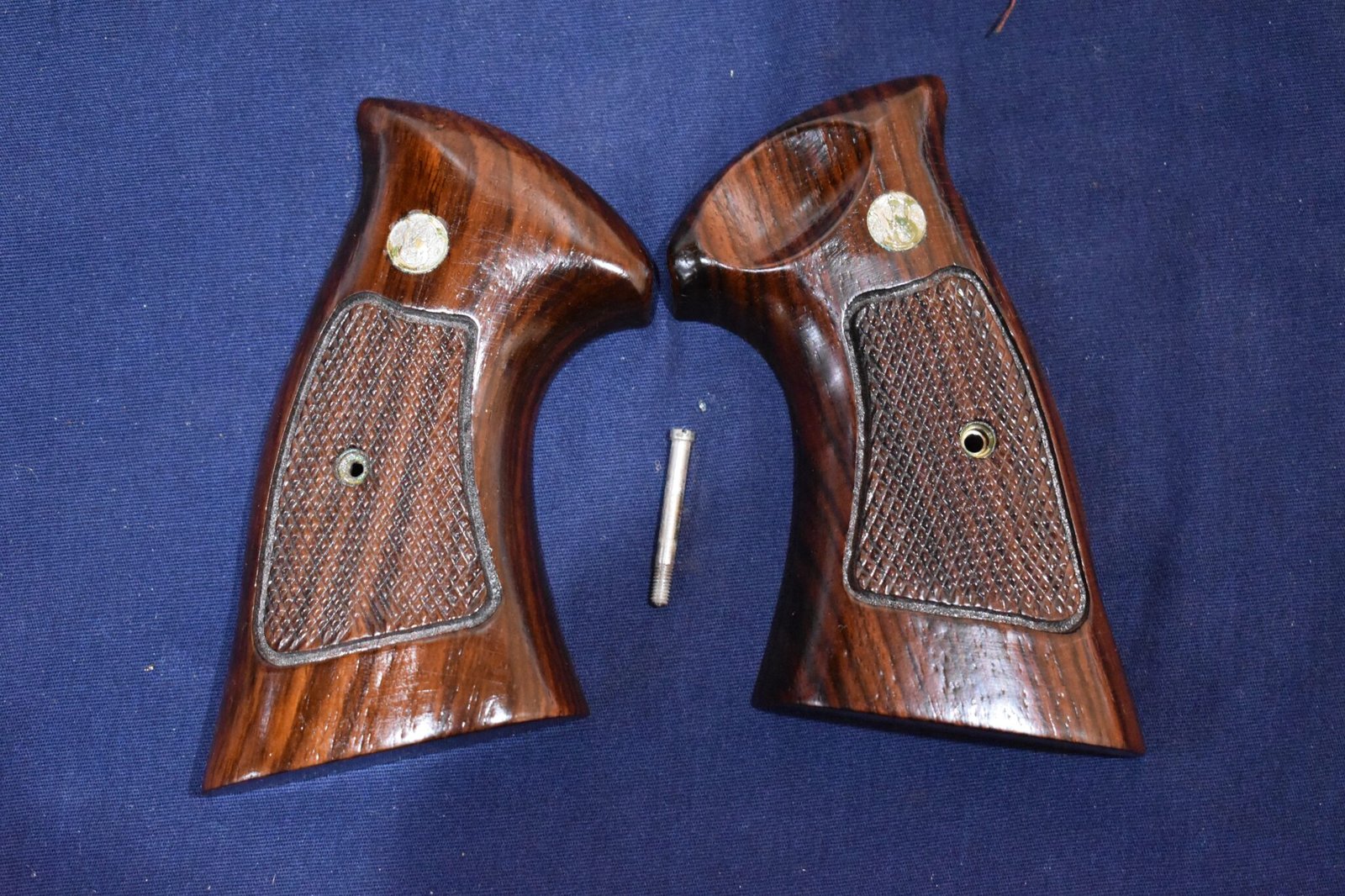 SMITH & WESSON FACTORY ROSEWOOD N FRAME TARGET GRIPS NT77