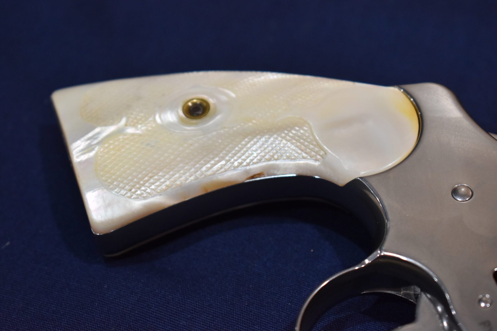 COLT I FRAME CHECKERED MOTHER OF PEARL GRIPS FOR A COLT PYTHON & OFFICER’S MODEL MATCH PMOP9 - Image 11
