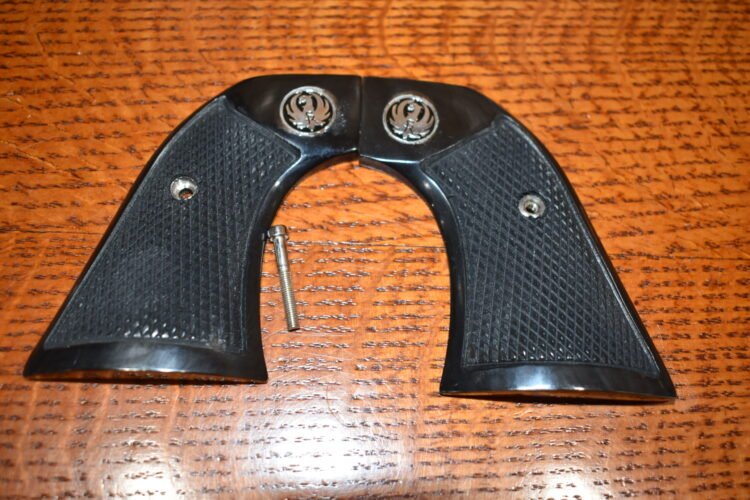 RUGER NEW VAQUERO CHECKERED BUFFALO HORN GRIPS RNVBH14