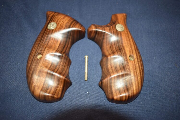 SMITH & WESSON N FRAME SQUARE BUTT COMBAT GRIPS SWNRBC10