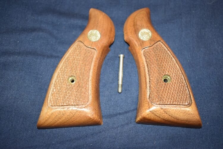 SMITH & WESSON K FRAME SQUARE BUTT FACTORY MAGNA GRIPS KSQPCM8