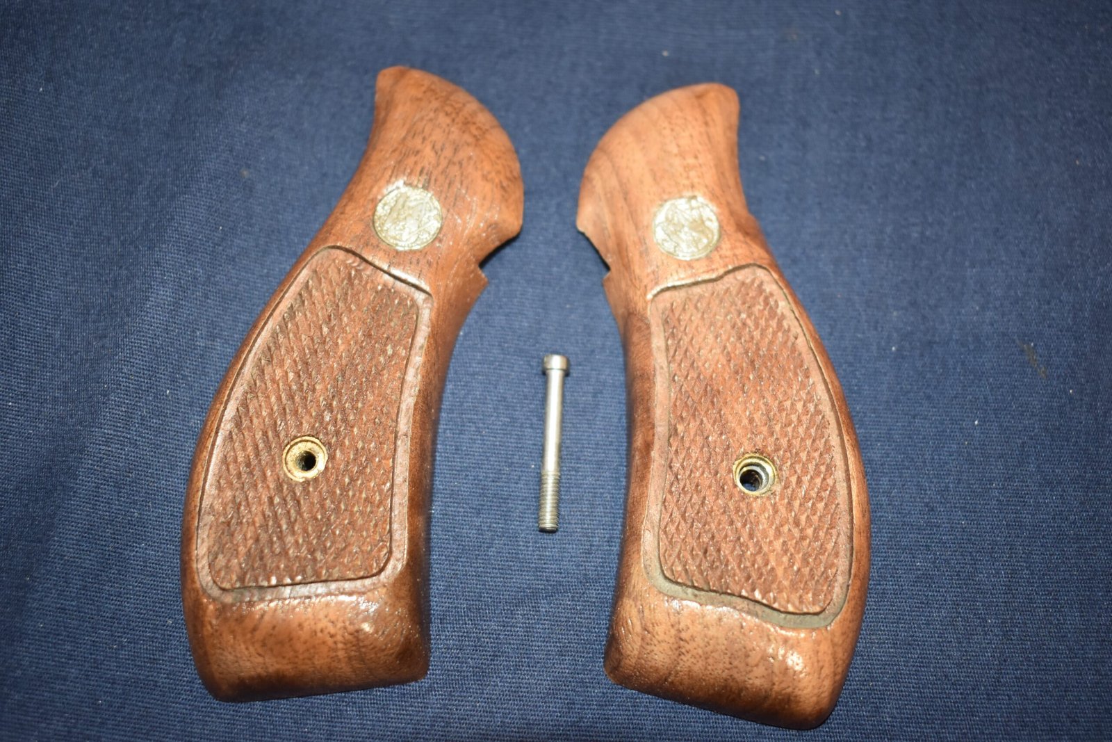SMITH & WESSON K FRAME SQUARE BUTT FACTORY MAGNA GRIPS KRBM12