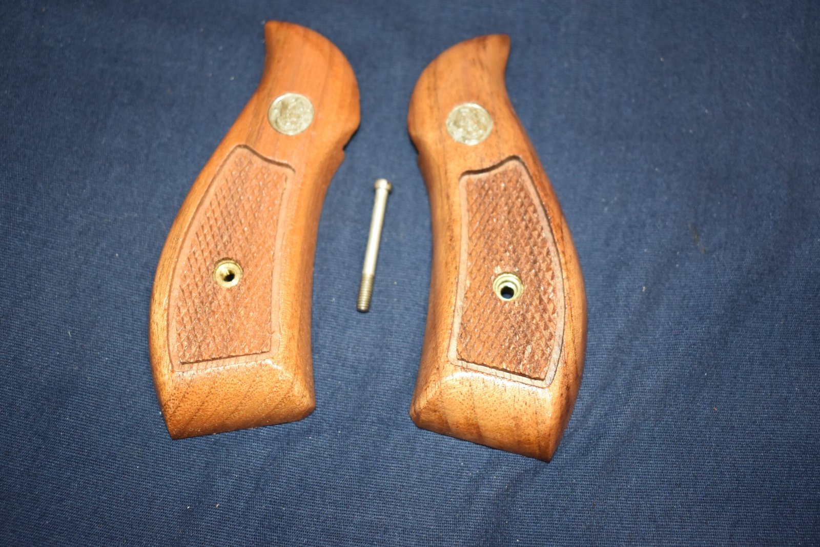 SMITH & WESSON K FRAME SQUARE BUTT FACTORY MAGNA GRIPS KRBM14