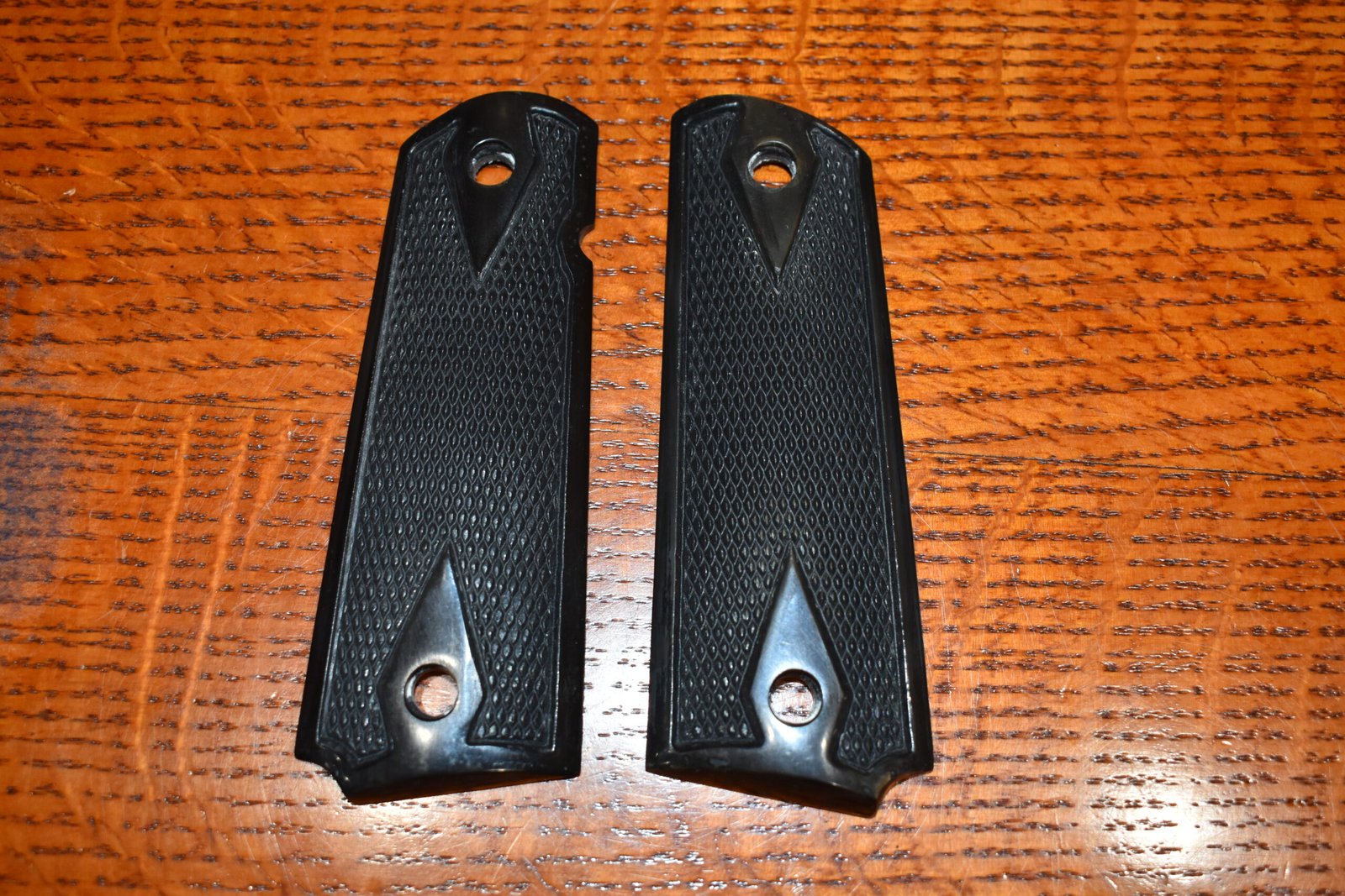 COLT 1911 CHECKERED BUFFALO HORN GRIPS 1911BH16