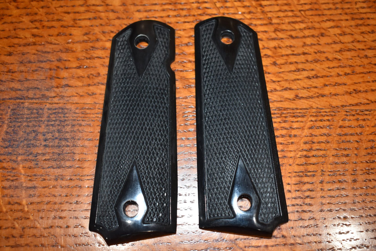 COLT 1911 CHECKERED BUFFALO HORN GRIPS 1911BH17