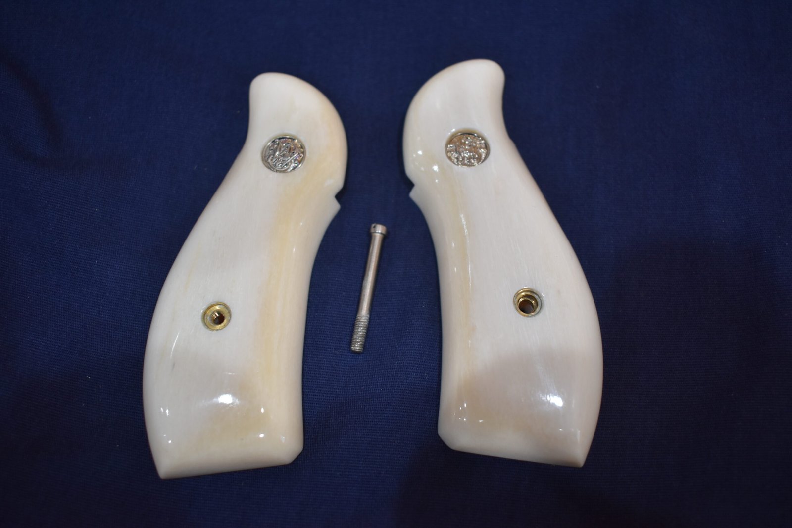 SMITH & WESSON N FRAME ROUND BUTT PREMIUM GRADE GIRAFFE BONE GRIPS SWNGB19 - Image 3