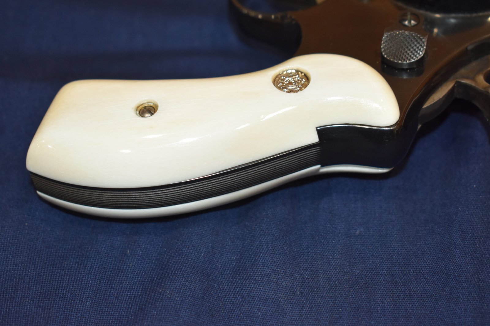 SMITH & WESSON N FRAME ROUND BUTT PREMIUM GRADE GIRAFFE BONE GRIPS SWNGB19 - Image 7