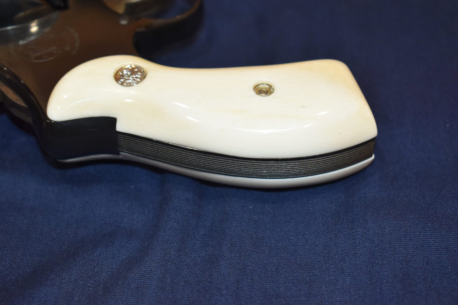 SMITH & WESSON N FRAME ROUND BUTT PREMIUM GRADE GIRAFFE BONE GRIPS SWNGB19 - Image 8