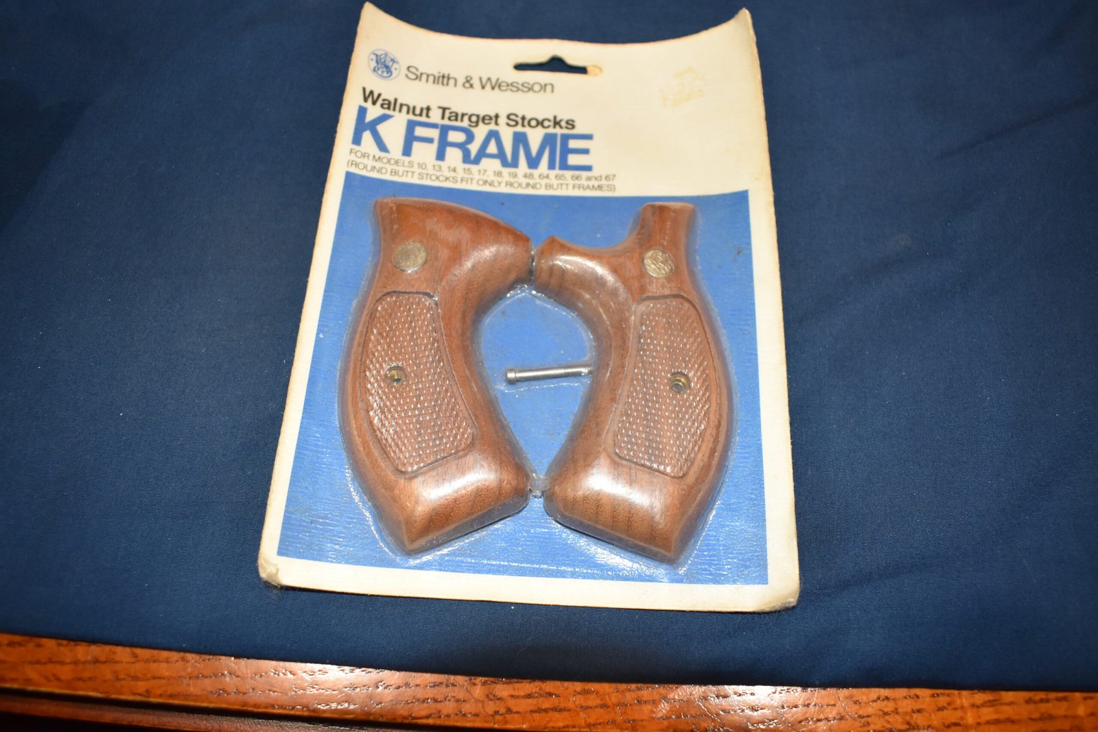SMITH & WESSON FACTORY K FRAME ROUND BUTT TARGET GRIPS NEW IN THE PACKAGE KRBT8
