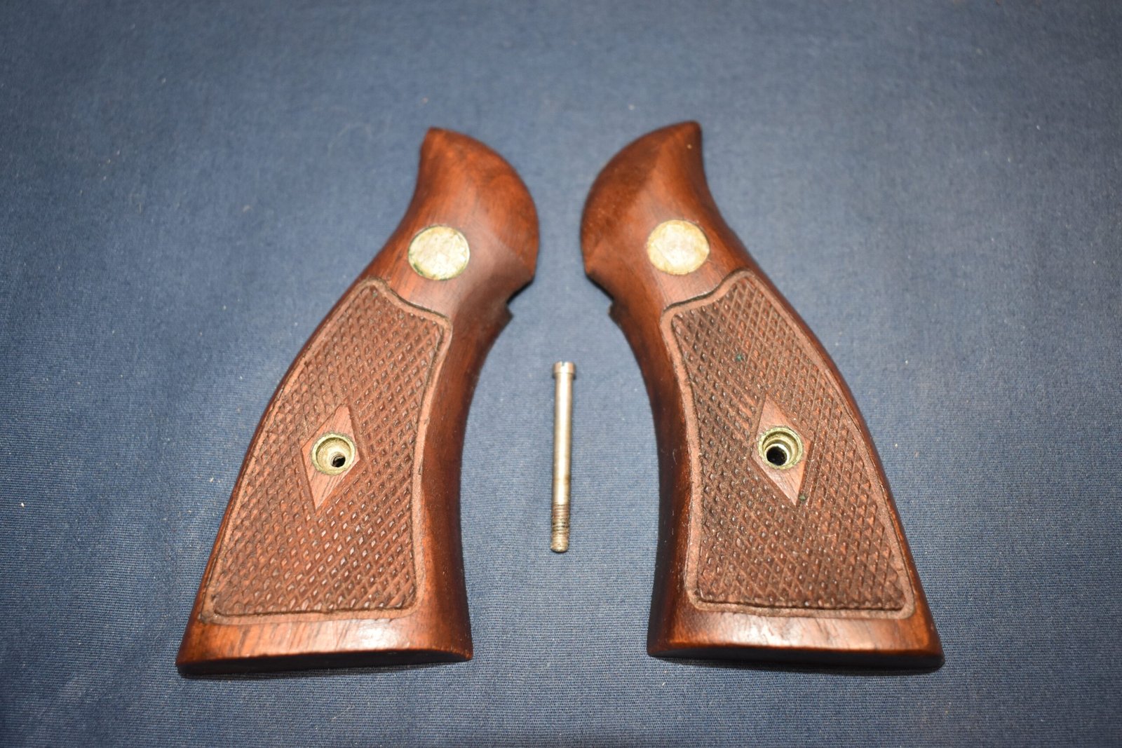 SMITH & WESSON K FRAME SQUARE BUTT FACTORY DIAMOND MAGNA GRIPS KDM11