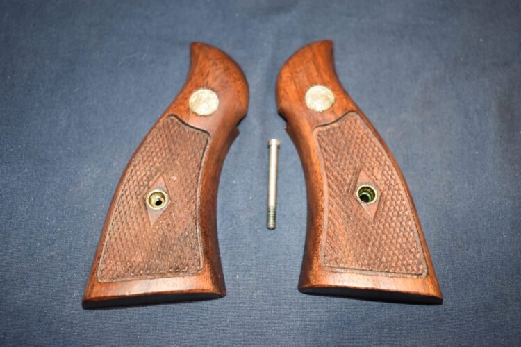 SMITH & WESSON K FRAME SQUARE BUTT FACTORY DIAMOND MAGNA GRIPS KDM12