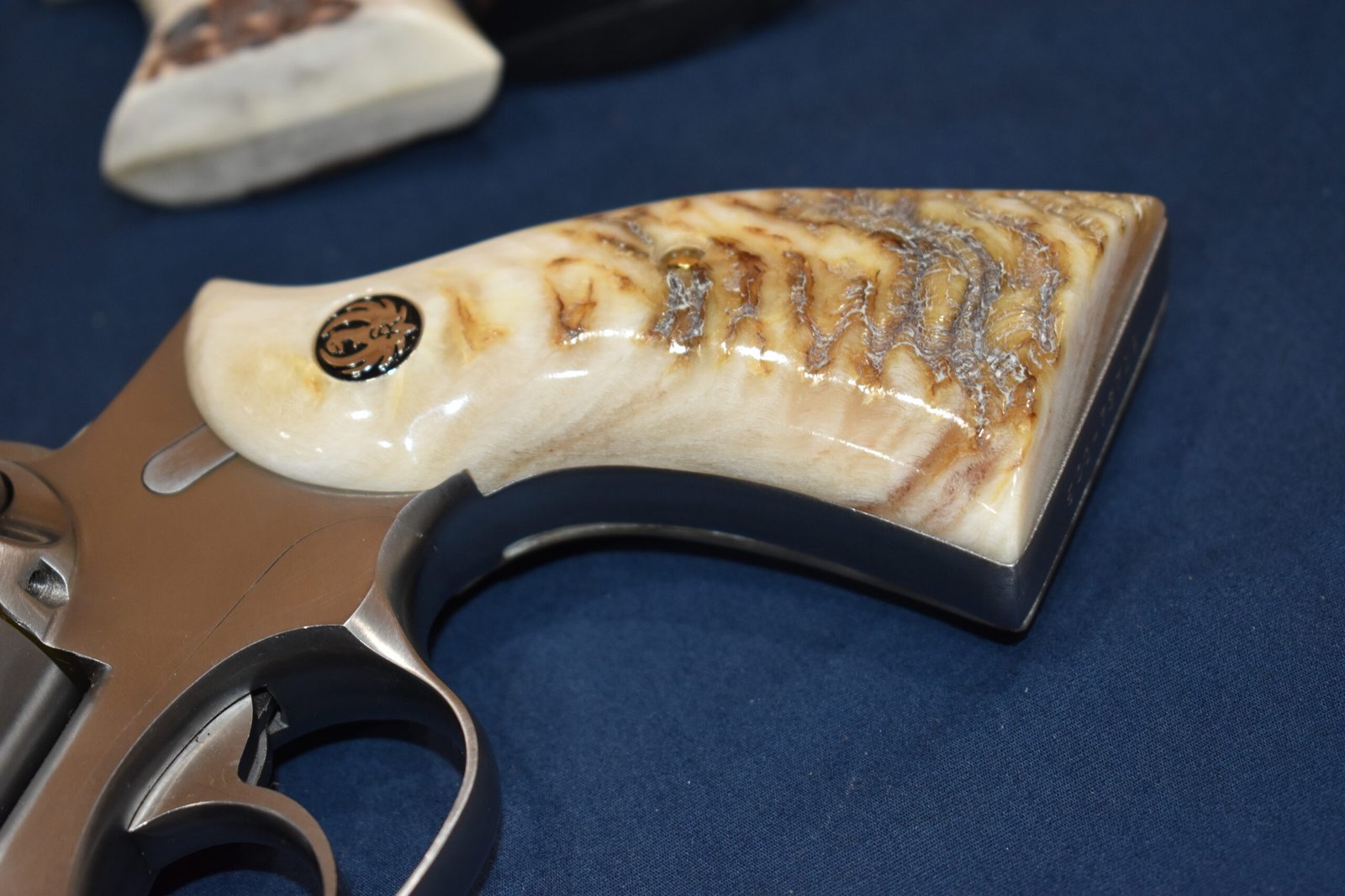 RUGER REDHAWK SQUARE BUTT PREMIUM GRADE RAMS HORN GRIPS RRHRH4 - Image 13