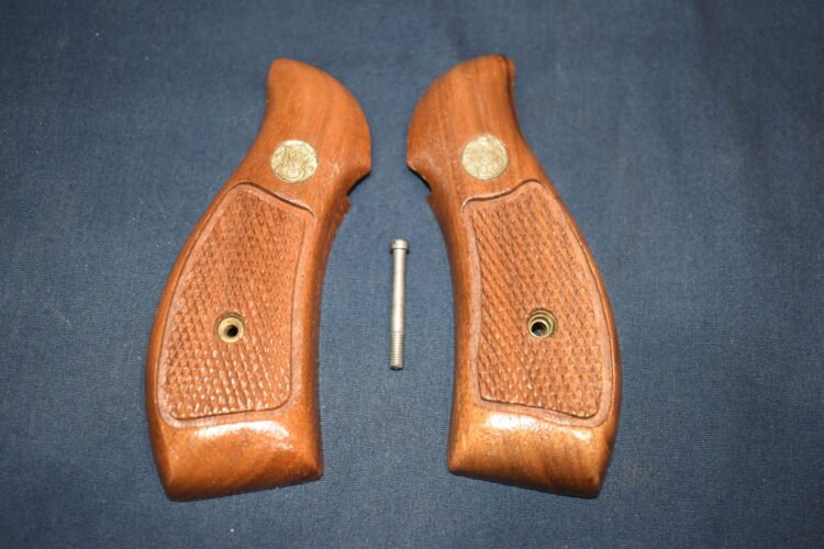 SMITH & WESSON K FRAME SQUARE BUTT FACTORY MAGNA GRIPS KRBM15