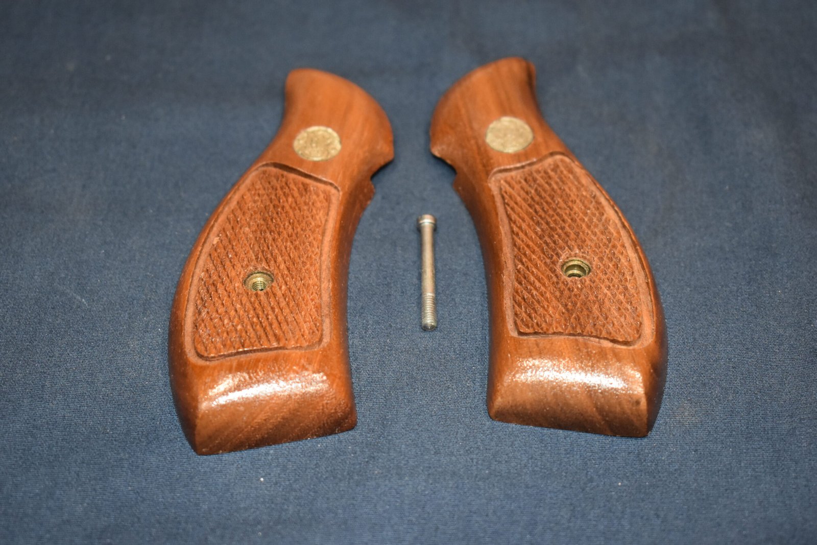 SMITH & WESSON K FRAME SQUARE BUTT FACTORY MAGNA GRIPS KRBM15 - Image 3