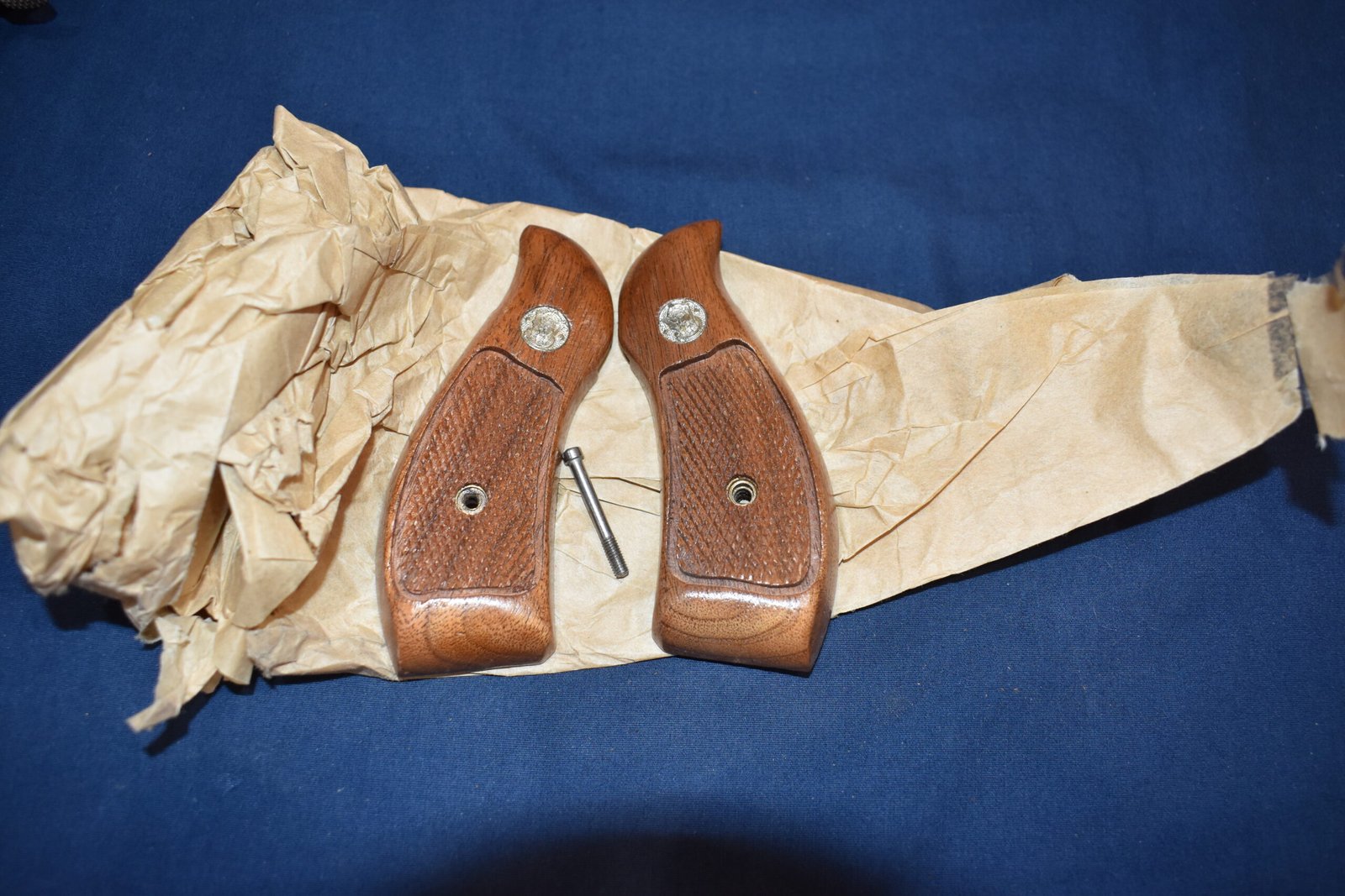 SMITH & WESSON K FRAME NOS SQUARE BUTT FACTORY MAGNA GRIPS KRBM17
