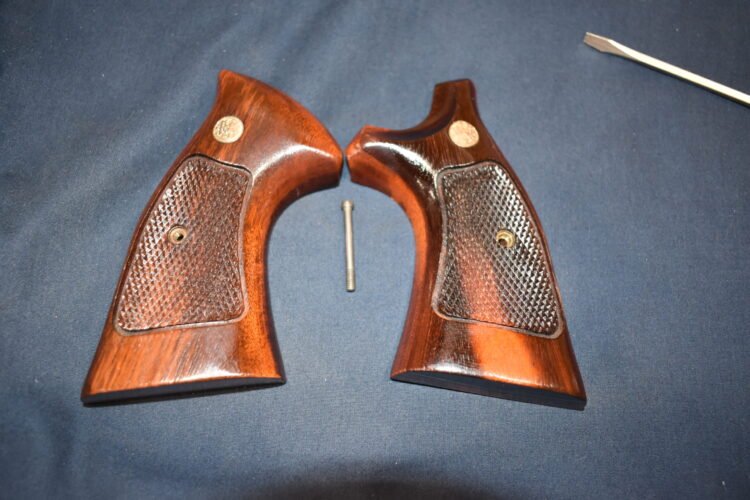 SMITH & WESSON FACTORY K FRAME TARGET GRIPS KCT34