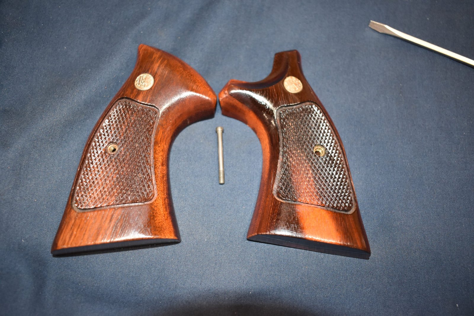 SMITH & WESSON FACTORY K FRAME TARGET GRIPS KCT34