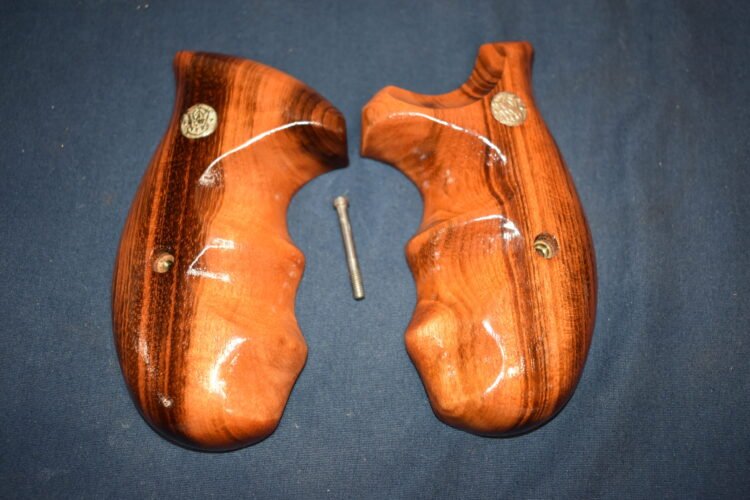 SMITH & WESSON K FRAME FACTORY ROUND BUTT COMBAT GRIPS KRBC12