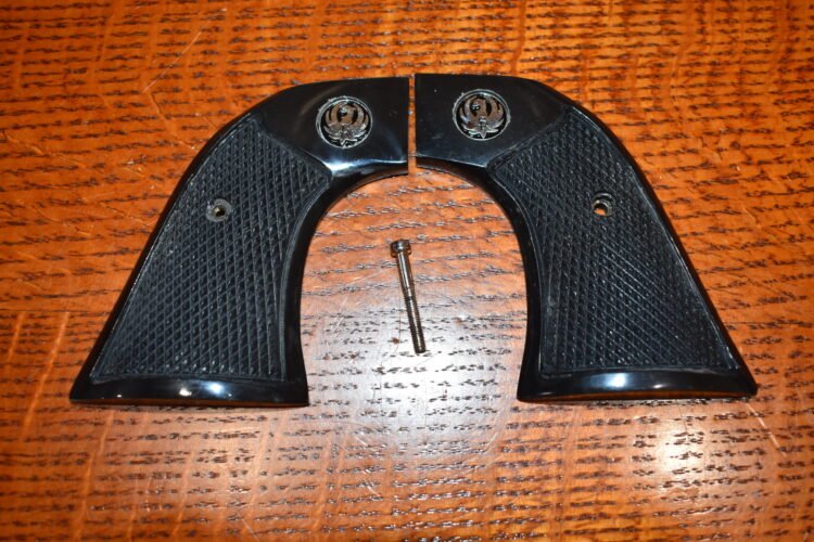 RUGER NEW MODEL BLACKHAWK OR OLD VAQUERO CHECKERED BUFFALO HORN GRIPS RBHBH26