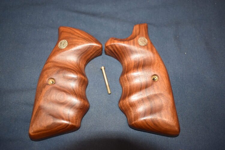 SMITH & WESSON K FRAME SQUARE BUTT FACTORY COMBAT GRIPS KSQC14