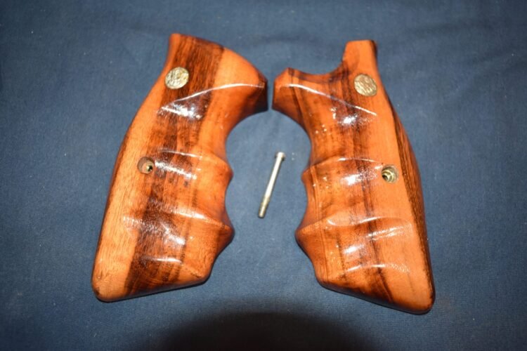 SMITH & WESSON K FRAME SQUARE BUTT FACTORY COMBAT GRIPS KSQC13